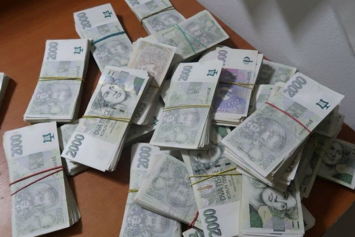 Ilustračný obrázok k článku ŠOKUJÚCI nález colníkov: V autobuse sa nachádzalo 5 MILIÓNOV českých korún v hotovosti!