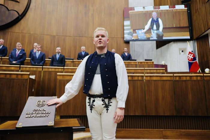 Ilustračný obrázok k článku Poslanec z Pellegriniho Hlasu zložil v parlamente sľub v kroji: PREČO sa tak vyparádil?