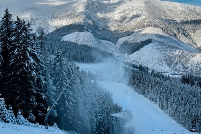 Ilustračný obrázok k článku Aprílové počasie praje lyžiarom: V strediskách ZASNEŽUJÚ