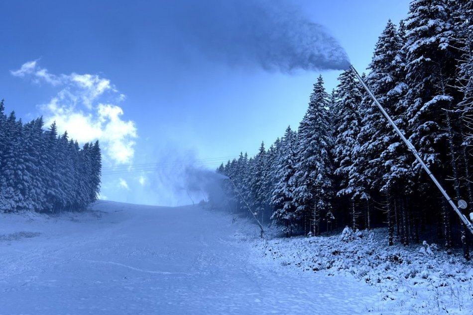 Ilustračný obrázok k článku Lyžiarske strediská v Tatrách spustili zasnežovanie zjazdoviek: KEDY by mala začať sezóna?
