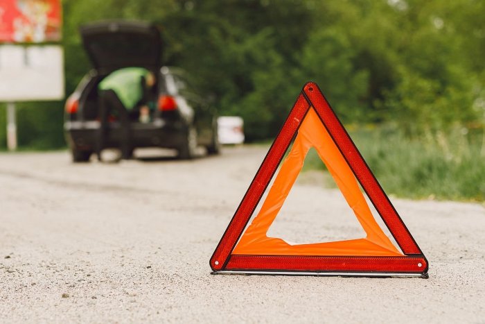 Ilustračný obrázok k článku ZMIZNE výstražný trojuholník z povinnej výbavy? Nahradiť by ho malo niečo úplne INÉ