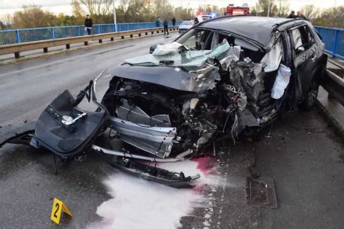 Ilustračný obrázok k článku Hrozivá zrážka s kamiónom: Z auta zostal len vrak, vodič je ťažko zranený