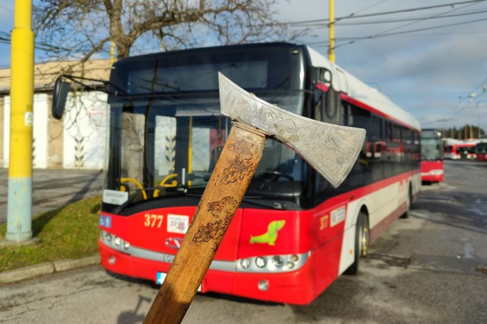 Ilustračný obrázok k článku V prešovskej MHD ľudia dokážu stratiť aj neuveriteľné veci: Medzi nimi je aj valaška