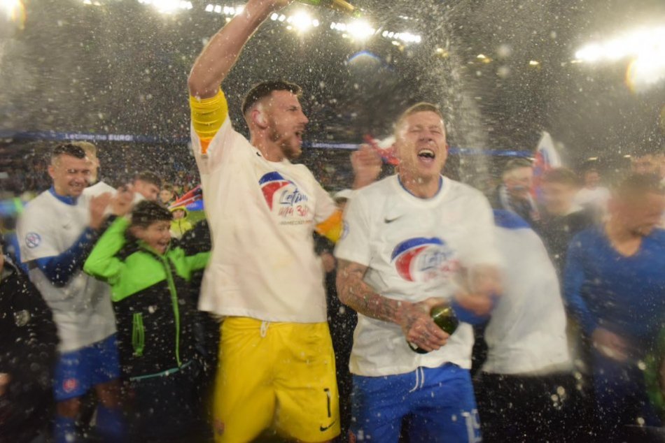 Ilustračný obrázok k článku Na Slovensku VYPUKLA eufória: Takto futbalisti OSLAVOVALI postup na európsky šampionát! FOTO
