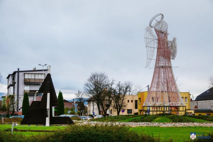 Ilustračný obrázok k článku Poprad už má dominantu: Už tam priletel 13-metrový anjel, na malú chvíľu zastavil premávku