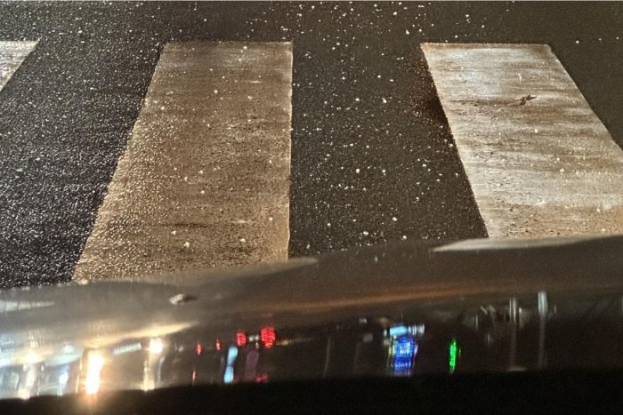 Ilustračný obrázok k článku Na košických cestách prebehol preventívny posyp. Niektorým Košičanom to vadí, kamene nechcú!