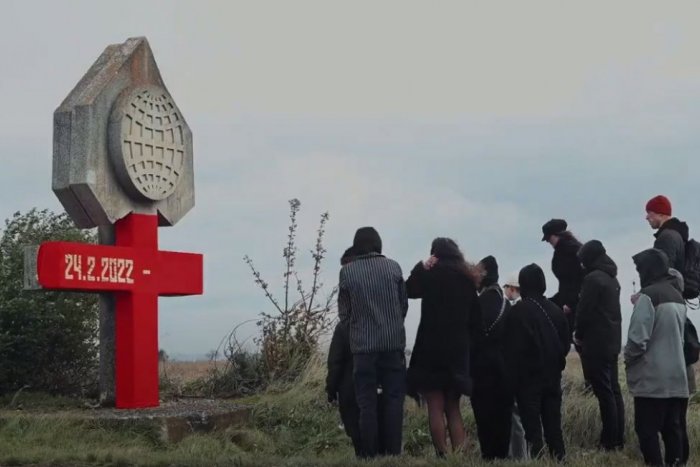 Ilustračný obrázok k článku Sochu na ceste za Trnavou obalili červenou látkou: Pripomína vojnu na Ukrajine