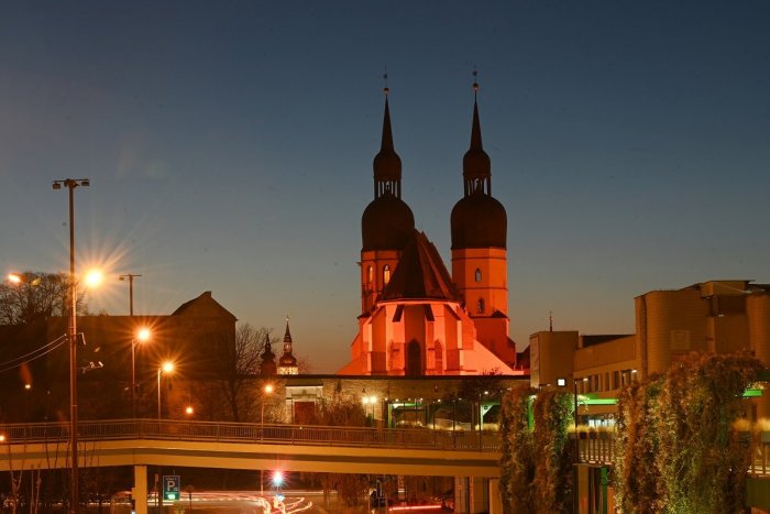 Ilustračný obrázok k článku Trnavské pamiatky sa zahalia do ČERVENEJ farby: Čo symbolizuje?