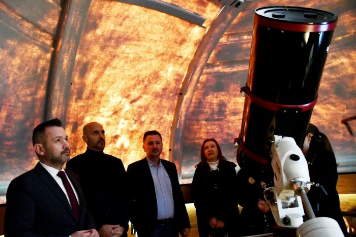 Ilustračný obrázok k článku V Nitre OTVORILI zmodernizovanú hvezdáreň: Dostala novú kupolu aj TELESKOP