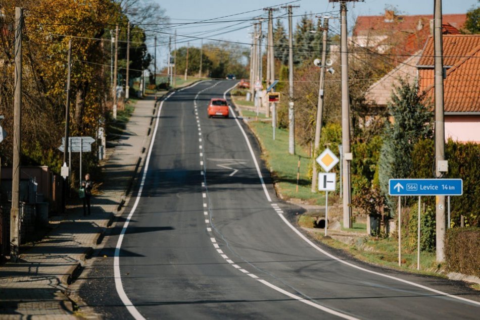 Ilustračný obrázok k článku Šoféri už jazdia po novej ceste: Úsek medzi Levicami a Demandicami zrekonštruovali