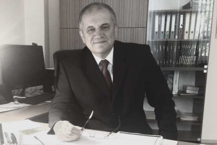 Ilustračný obrázok k článku Popradčania smútia za obrovskou osobnosťou, opustil nás zaslúžilý učiteľ Dušan Nebus