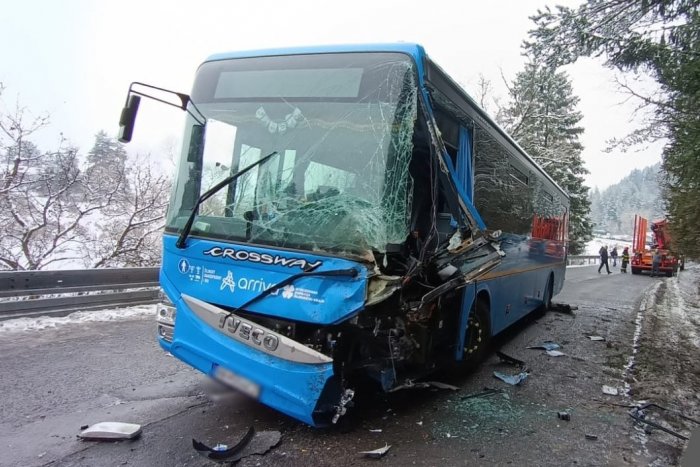 Ilustračný obrázok k článku Polícia musela UZAVRIEŤ cestu: ZRAZIL sa autobus s nákladným autom!
