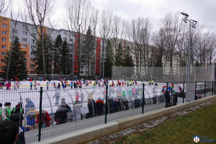 Ilustračný obrázok k článku Korčuľovať v Poprade už môžeme aj pri Centre voľného času: Aj tento rok je to BEZPLATNE