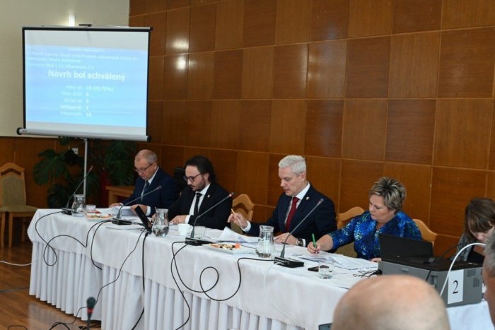 Ilustračný obrázok k článku V histórii mesta sa to ešte NIKDY nestalo: Na rokovanie neprišlo množstvo poslancov!