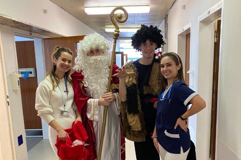 Ilustračný obrázok k článku Mikuláš zavítal aj do bystrickej nemocnice: Rozdával sladkosti aj radosť, FOTO