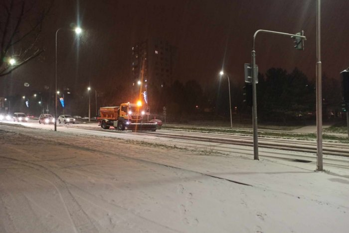 Ilustračný obrázok k článku Ďalšia VLNA sneženia dorazí večer: Pre viaceré okresy platí VÝSTRAHA