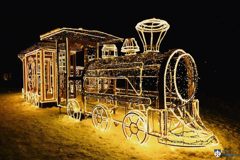 Ilustračný obrázok k článku V uliciach Popradu už žiaria nádherné vianočné ozdoby: Čo je tohtoročnou NOVINKOU? FOTO