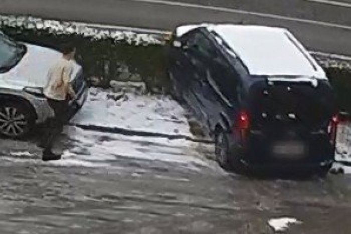 Ilustračný obrázok k článku Opitý muž ZDEMOLOVAL niekoľko áut: Mário sa policajtom snažil UTIECŤ v autobuse