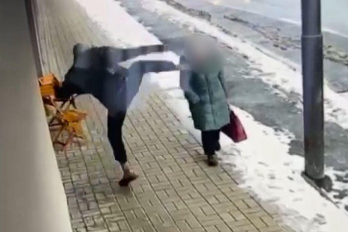 Ilustračný obrázok k článku Totálny HYENIZMUS! Mladíkom, ktorý kopol seniorku do hlavy a chcel ju okradnúť, je SLOVÁK