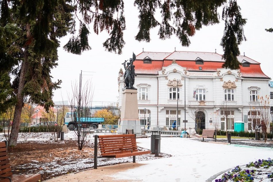 Ilustračný obrázok k článku Rekonštrukcia Námestia SNP v Trnave je hotová: Po novom je z neho pešia zóna