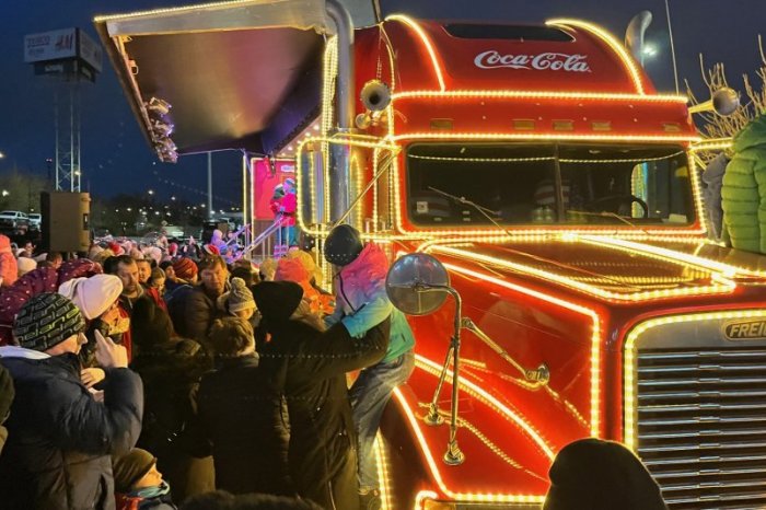 Ilustračný obrázok k článku Spríjemnite si čakanie na sviatky: Do Bratislavy opäť mieri Coca‑Cola vianočný kamión