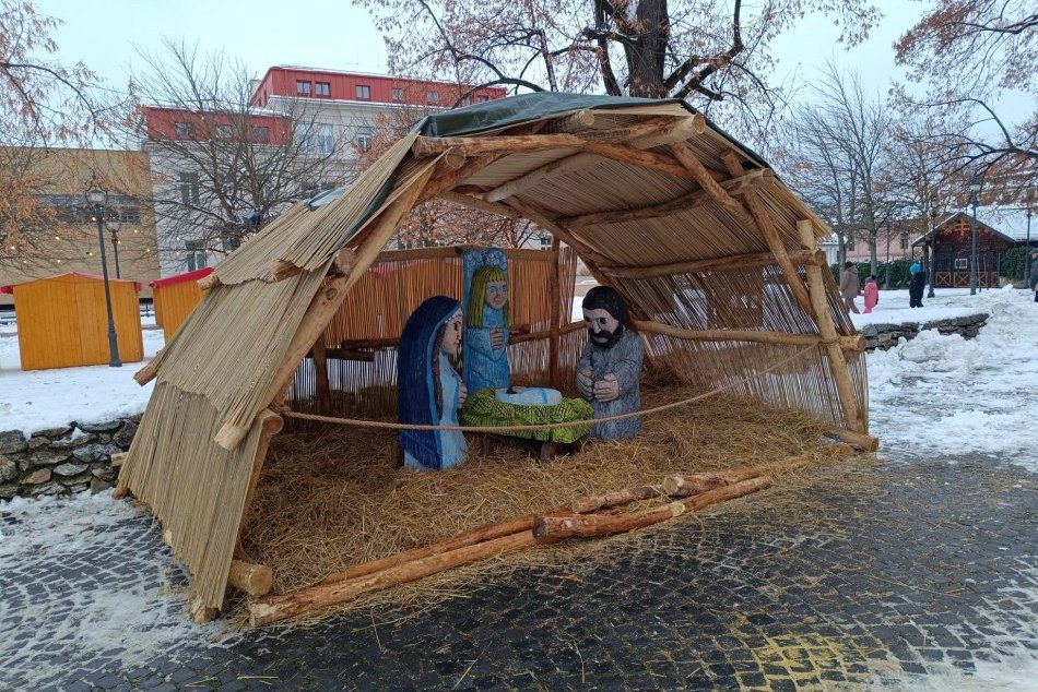 Ilustračný obrázok k článku Centrum Bystrice zdobí nový BETLEHEM: Páči sa vám výtvor OCEŇOVANÉHO rezbára? FOTO