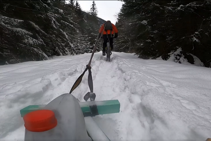 Ilustračný obrázok k článku Super nápad z Tatier: Kôprovú dolinu sprístupnil Majo na bicykli originálnym pluhom, VIDEO