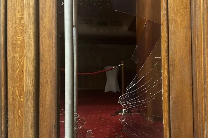 Ilustračný obrázok k článku Divadlo Pavla Országha Hviezdoslava terčom ÚTOKU: VANDALA stihol odfotiť známy herec, FOTO