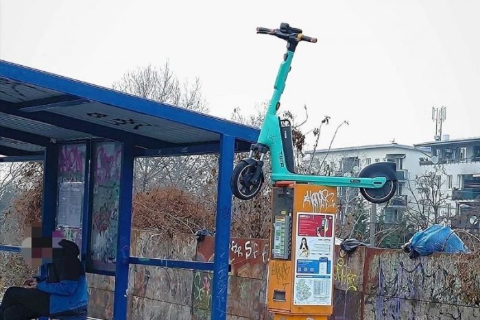 Ilustračný obrázok k článku Pohodené na chodníkoch či zdemolované: TAKTO ktosi zaparkoval zelenú kolobežku v Bratislave!