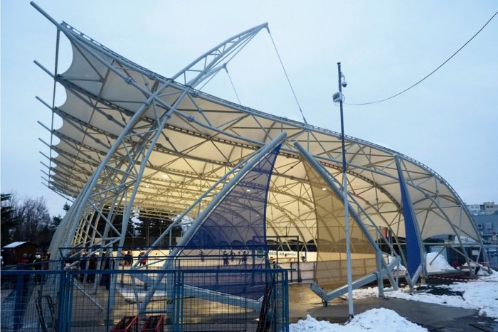 Ilustračný obrázok k článku Výhody aj v lete. Košické klzisko na Alejovej ulici ZASTREŠILI