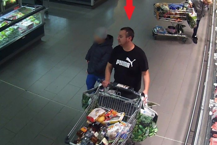 Ilustračný obrázok k článku FOTO Poznáte týchto ľudí? Vybrali sa na MEGA nákup a odfúrikovali si ho bez ZAPLATENIA