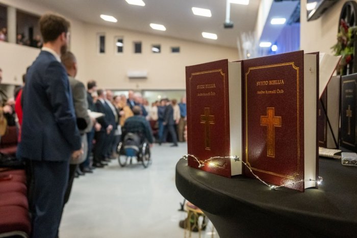 Ilustračný obrázok k článku Veľká slávnosť v Sabinove: Uviedli prvú kompletnú rómsku Bibliu: Preklad trval 15 rokov