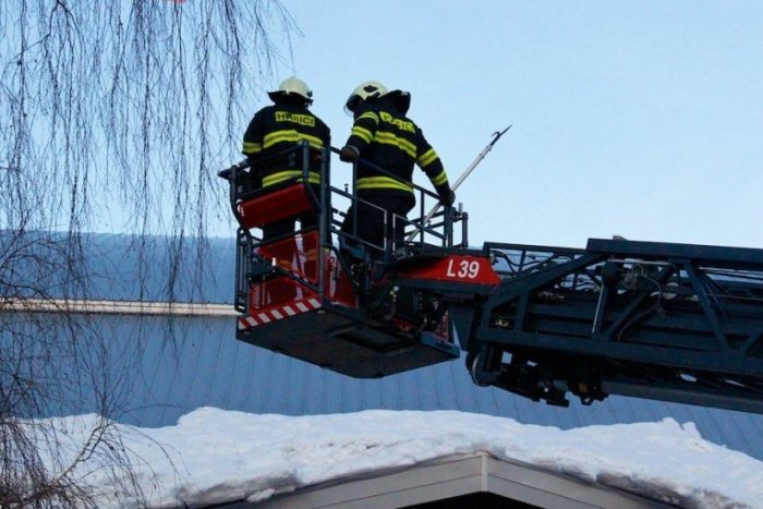 Ilustračný obrázok k článku V Prešove sa zásadnejšie oteplilo: Zo striech padá sneh, niekoľkých chodcov už zasiahol!