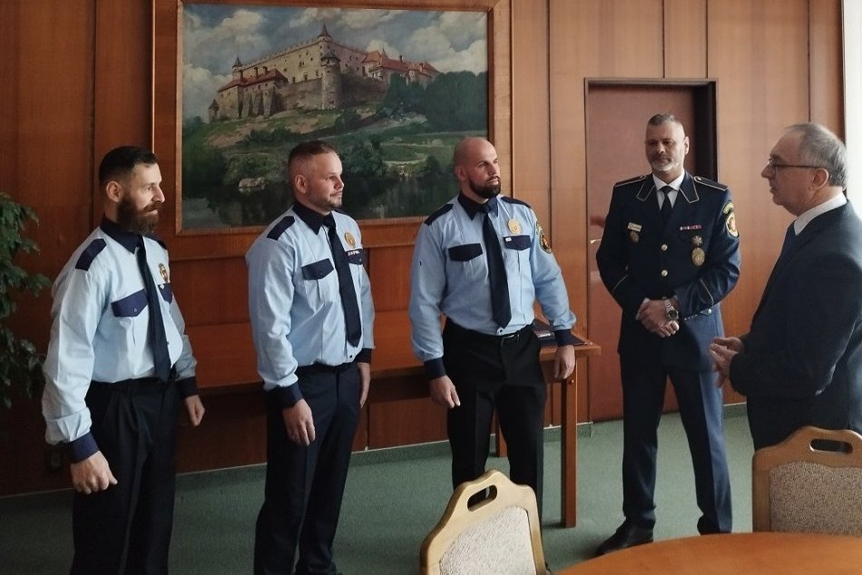 Ilustračný obrázok k článku Mestskí policajti v úlohe HRDINOV: Za ZÁCHRANU životov žien dostali ocenenia, FOTO