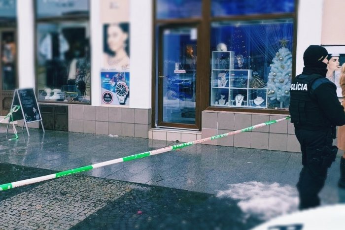 Ilustračný obrázok k článku MEGA krádež na pravé poludnie! Zlodej si zo zlatníctva odniesol šperky za desiatky tisíc