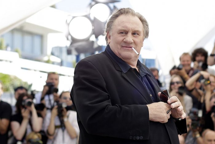 Ilustračný obrázok k článku Herec Depardieu skončil vo väzbe: Dobehli ho obvinenia zo sexuálneho napadnutia žien