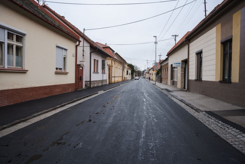 Ilustračný obrázok k článku Nový asfalt aj chodníky: Mesto dokončilo prerábku Kasalovej ulice v Nitre