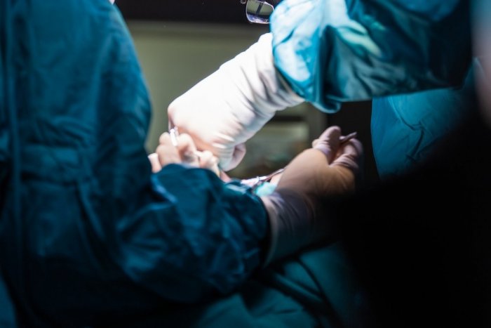 Ilustračný obrázok k článku KURIOZITA DŇA: Mladý chirurg sám na SEBE vykonal vazektómiu!