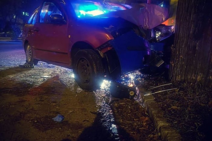 Ilustračný obrázok k článku Tragická nehoda v Ružinove! Auto VLETELO rovno do stromu, vodič na mieste zomrel