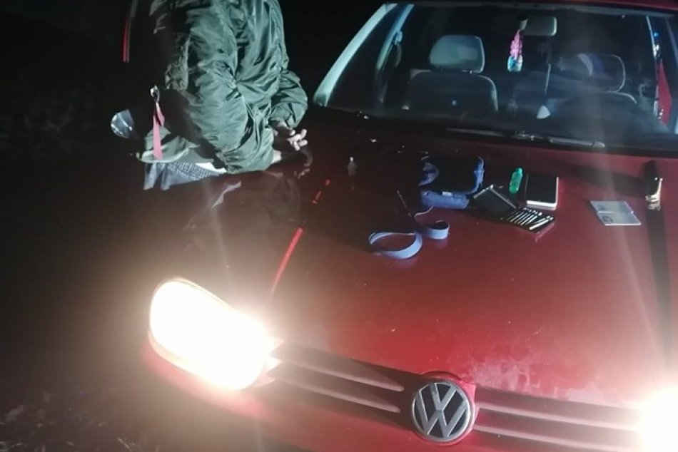 Ilustračný obrázok k článku Divoká policajná naháňačka: Vodič sa dal na útek, s autom skončil v poli