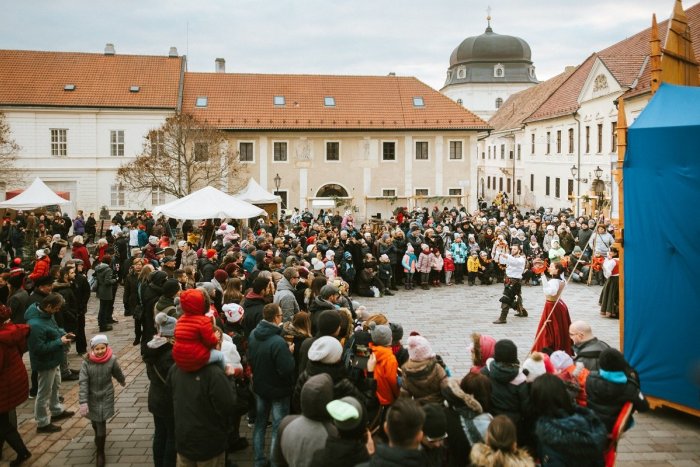 Ilustračný obrázok k článku Začínajú sa Stredoveké adventné TRHY: Nebudú chýbať kaukliari i ohňová šou, PROGRAM