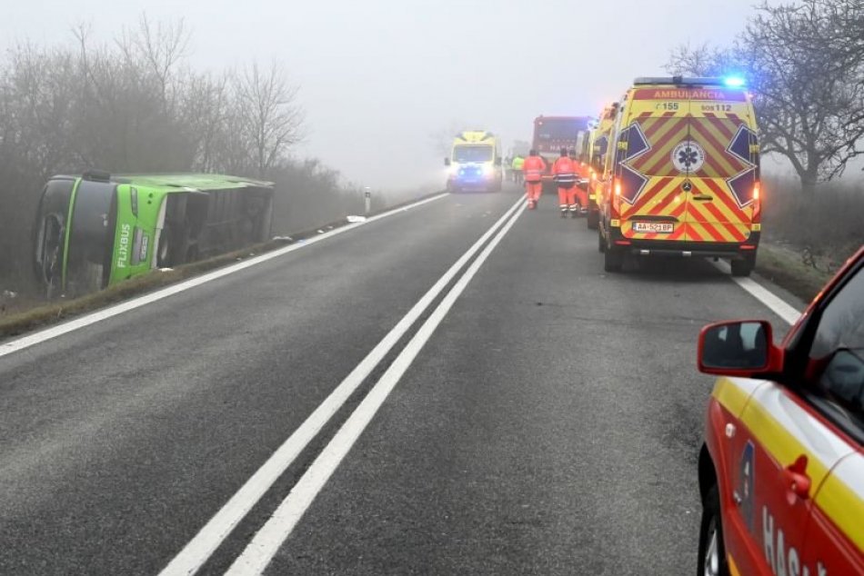 Ilustračný obrázok k článku FOTO z HROZIVEJ nehody prevráteného autobusu: Deväť zranených vrátané detí, úsek je neprejazdný