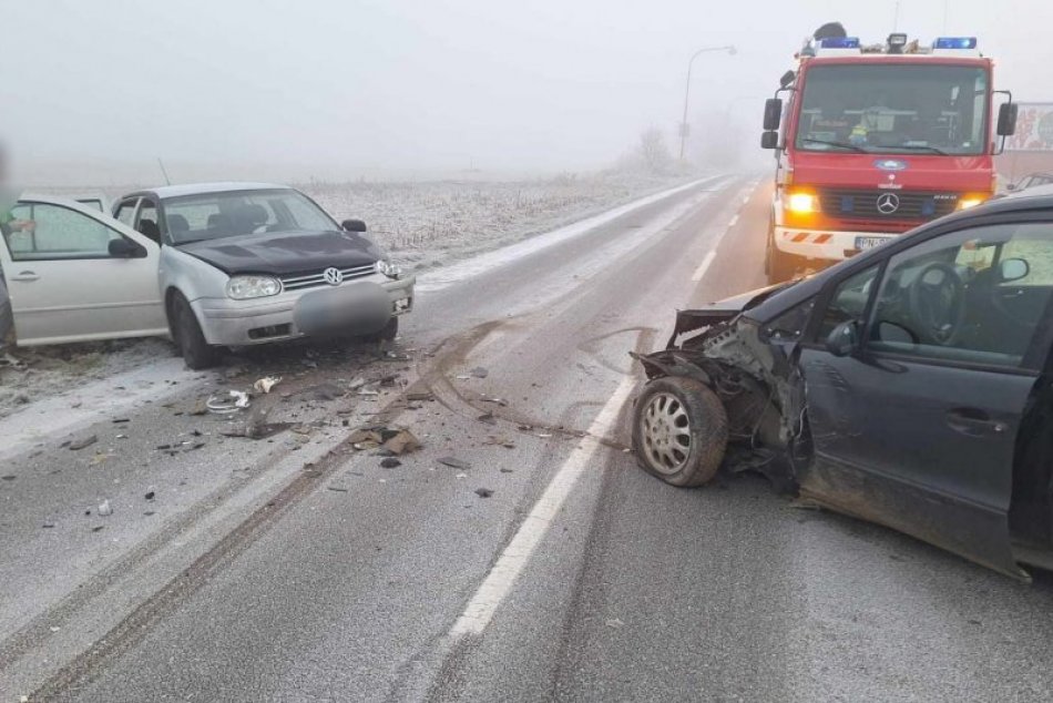 Ilustračný obrázok k článku Auto na streche aj čelná zrážka: Ranná poľadovica zaskočila aj vodičov v okolí Trnavy