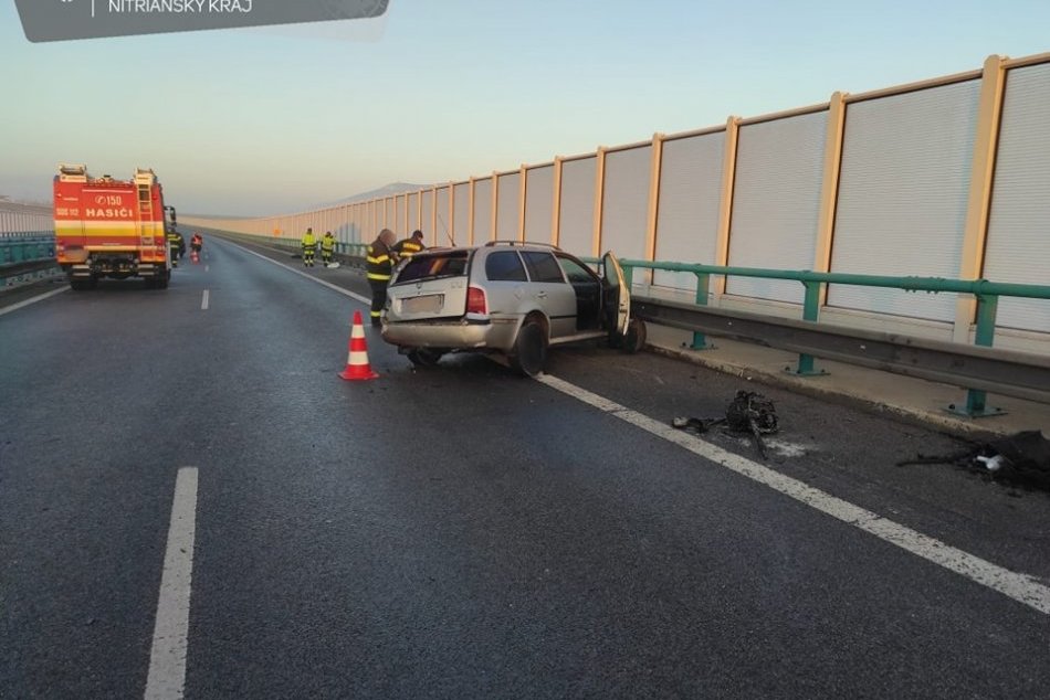 Ilustračný obrázok k článku Auto na streche aj uzavretá cesta: Poľadovica v okolí Nitry narobila vodičom veľké problémy