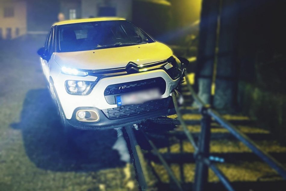 Ilustračný obrázok k článku Auto skončilo ZAKLIESNENÉ na zábradlí: OPITÝ vodič vytiahol prekvapivú VÝHVORKU, FOTO