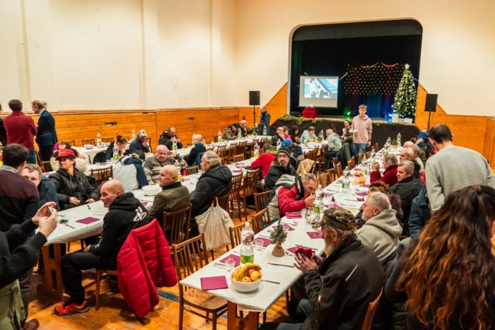 Ilustračný obrázok k článku V Trnave pripravili štedrú večeru pre ľudí bez domova: Nechýbala kapustnica i šalát