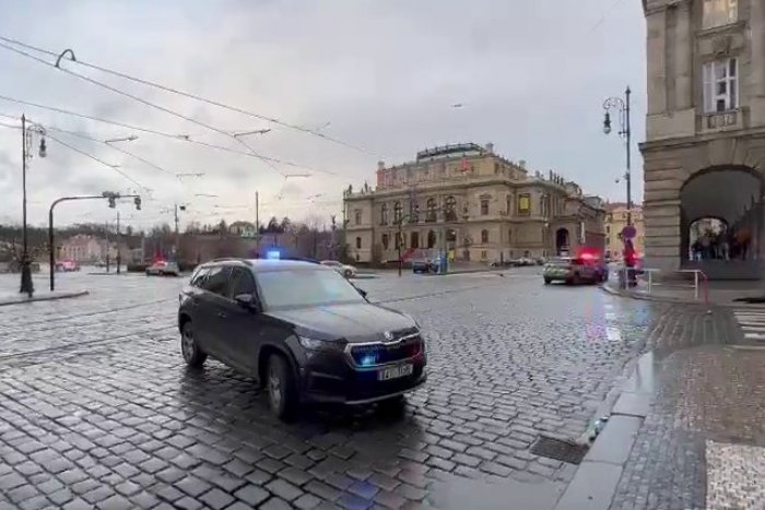 Ilustračný obrázok k článku AKTUÁLNA TRAGÉDIA! Zo školy v centre Prahy hlásili streľbu, na mieste sú MŔTVI aj zranení