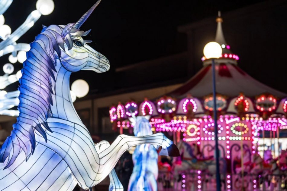 Ilustračný obrázok k článku Unikátna vianočná atrakcia: Navštívte NAJVÄČŠÍ svetelný park v Európe, FOTO