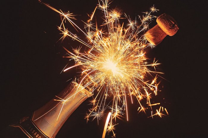 Ilustračný obrázok k článku Potešte na Silvestra najbližších: Pozrite si novoročné SMS, z ktorých si isto vyberiete