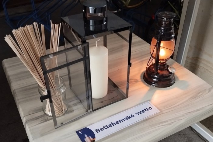 Ilustračný obrázok k článku Betlehemské svetlo dorazilo opäť do Trnavy: Odpáliť si ho môžete aj na radnici